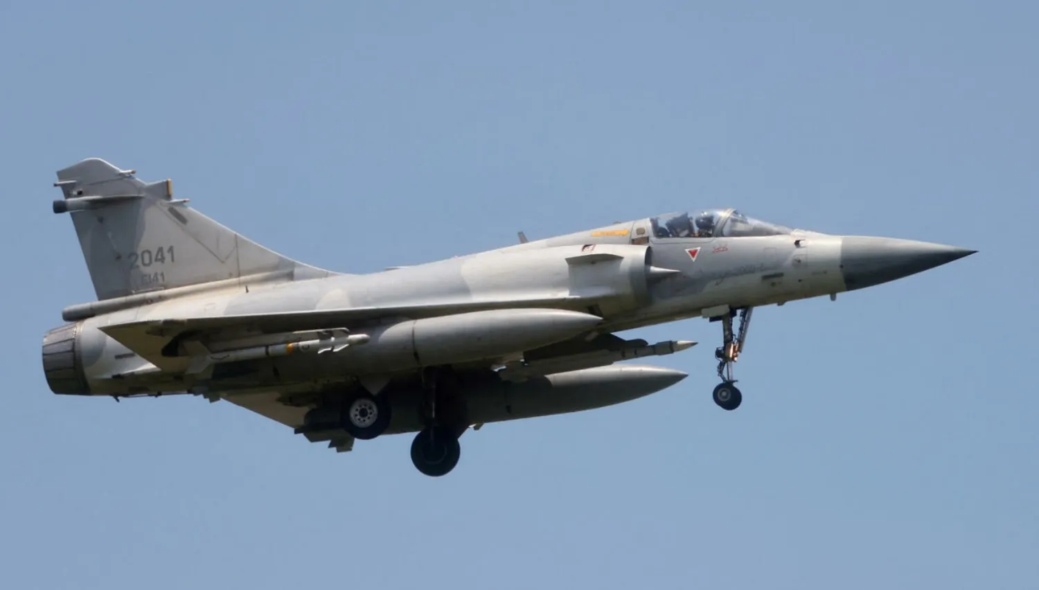A Taiwan Air Force Mirage 2000-5 aircraft lands at Hsinchu Air Base in Hsinchu, Taiwan August 7, 2022. © Ann Wang, Reuters
