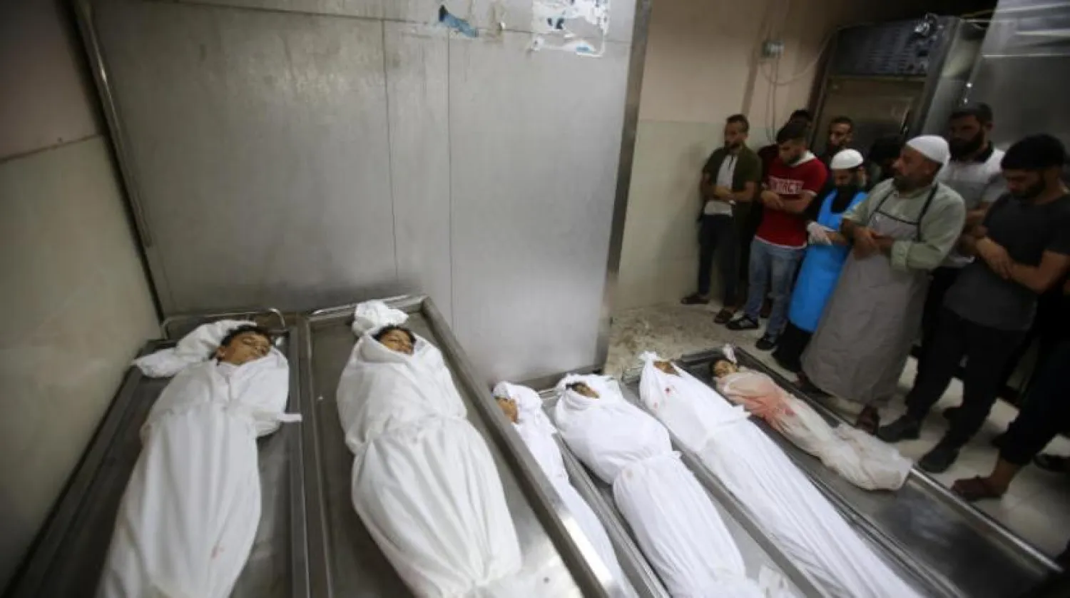 Filistinliler, Gazze’deki Cebaliye mülteci kampında öldürülen bir aile için cenaze namazı kılıyor (DPA)
