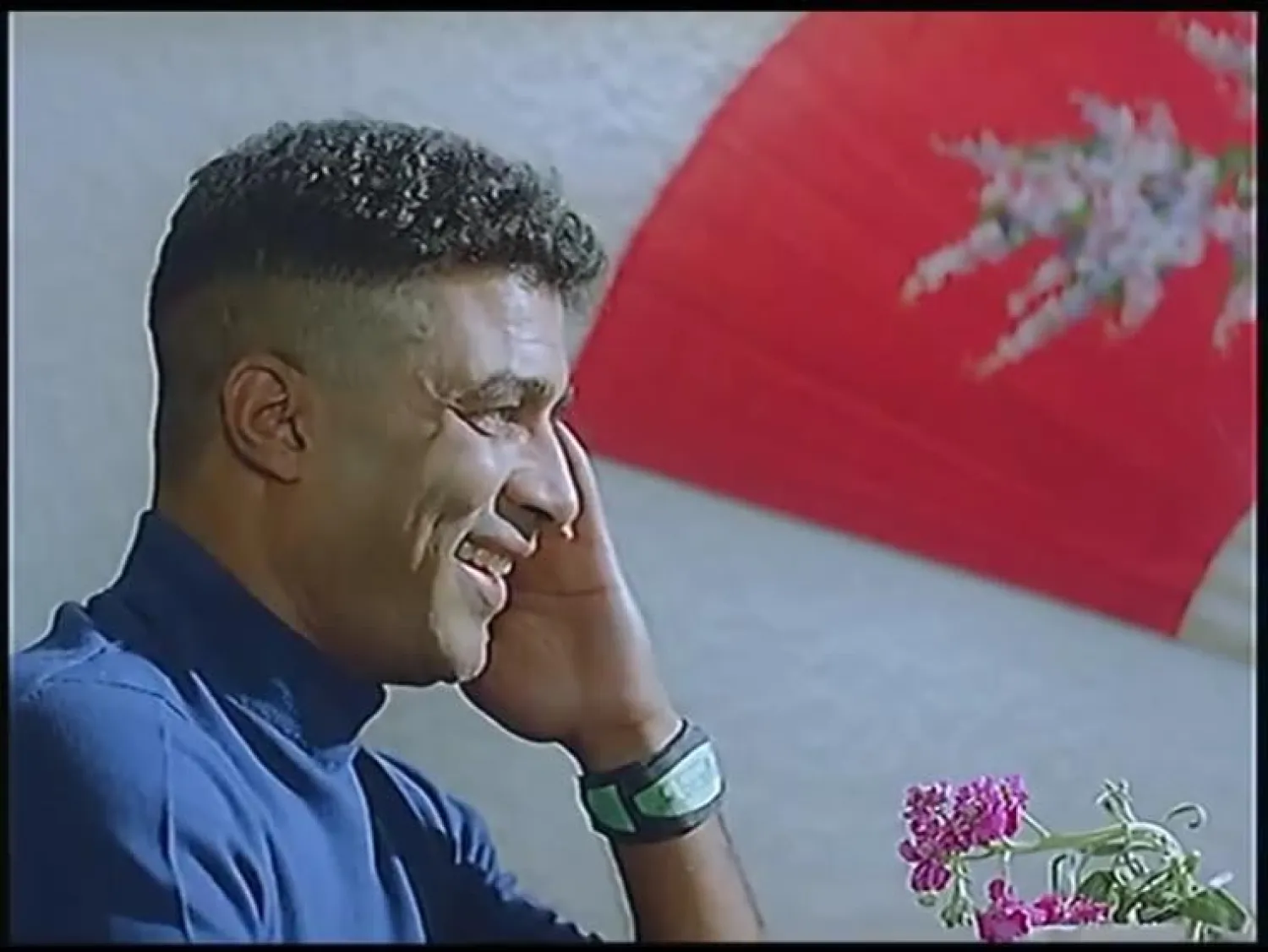 الفنان أحمد زكي في مشهد من فيلم «كابوريا»