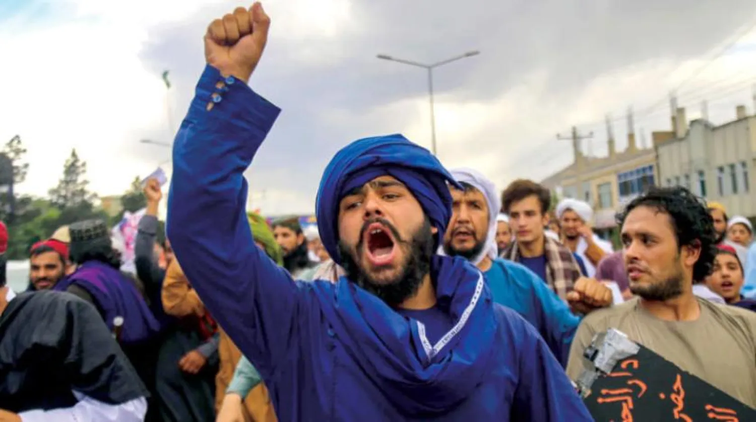 Afganlar, Kabil'de El Kaide lideri Eymen ez Zevahiri'yi öldüren ABD'nin drone saldırısına karşı düzenlenen protesto sırasında ABD ve Pakistan karşıtı sloganlar atarken (EPA)