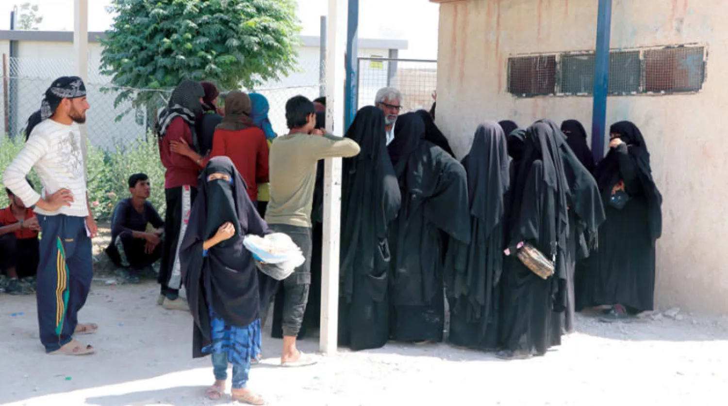 لاجئات عراقيات أمام لجنة عراقية في مخيم الهول لتسجيل أسمائهن (الشرق الأوسط)