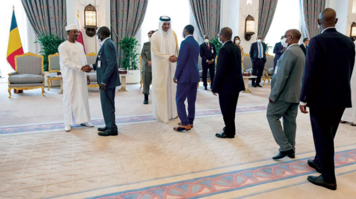 أمير قطر لدى استقباله الأطراف التشادية بعد توقيع الاتفاقية في الدوحة أمس (قنا)