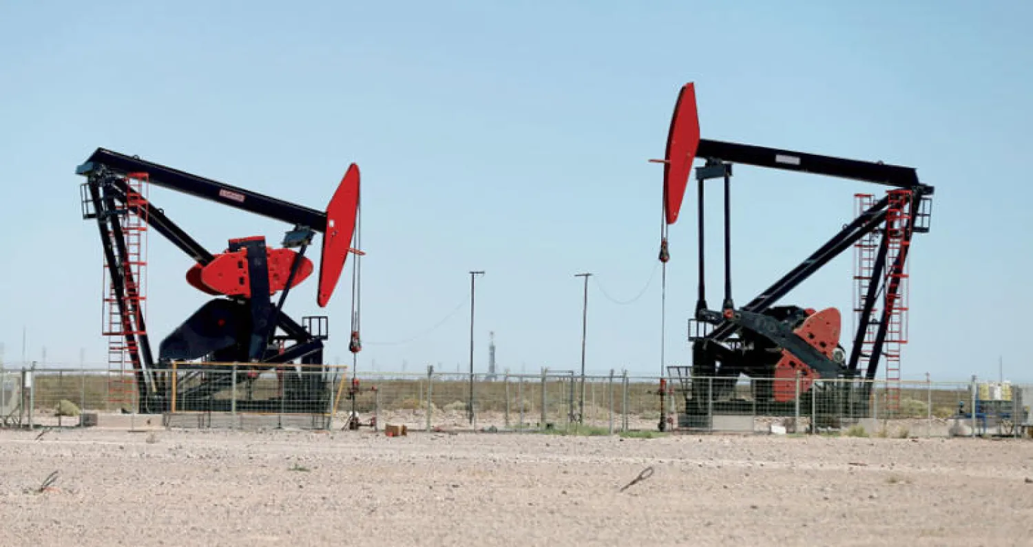 عكست أسعار النفط اتجاهها في النصف الثاني من جلسة أمس وارتفعت من أدنى مستوى في عدة شهور (رويترز)