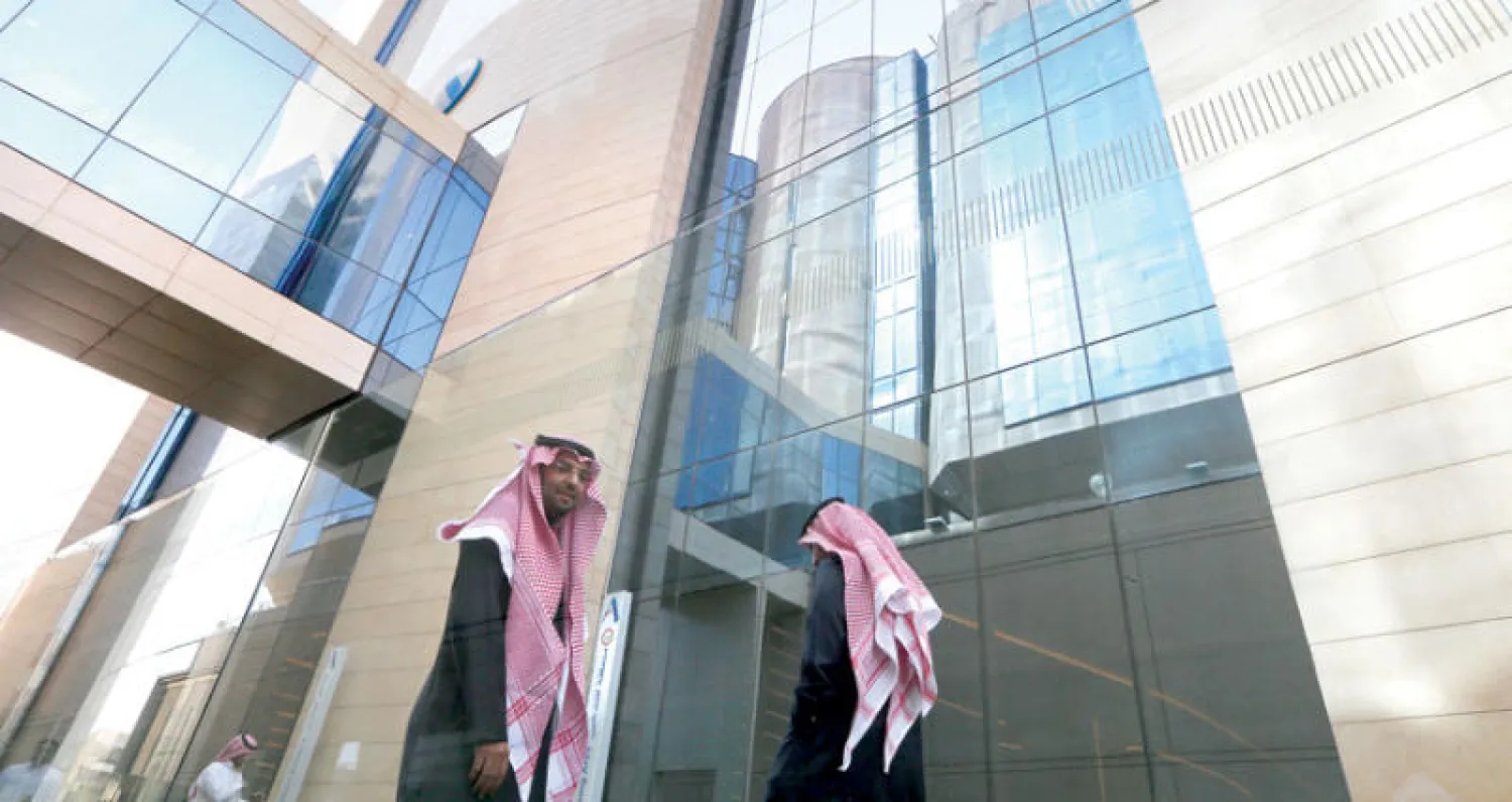 البنوك السعودية تكثف حملات التوعية بضرورة حفظ البيانات تجنباً لأعمال الاحتيال المالي (أ.ب)