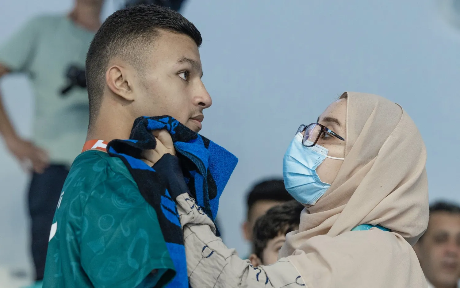 والدة السباح السعودي البارالمبي مع ابنها البطل قبل صعود المنصة (الشرق الأوسط)