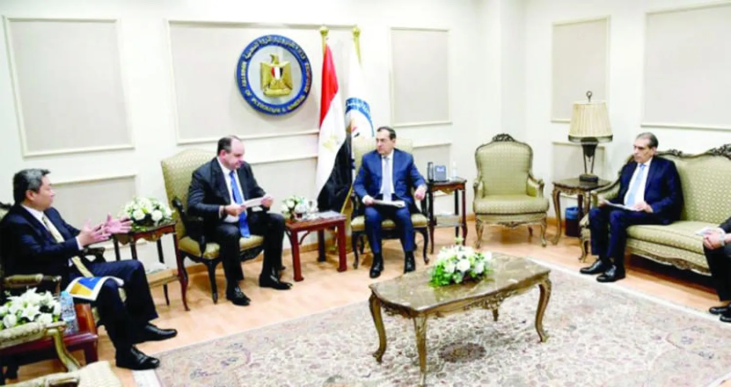 وزير البترول المصري طارق الملا مع وفد شركة أباتشي (الشرق الأوسط)