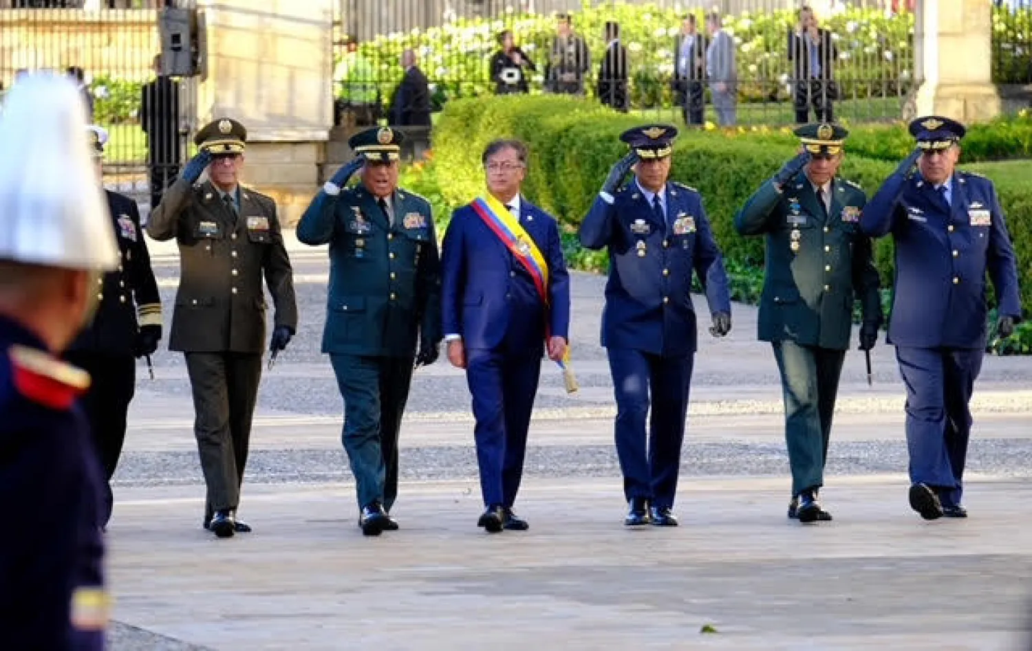 الرئيس الكولومبي الجديد بين كبار ضباط الجيش (أ.ف.ب)