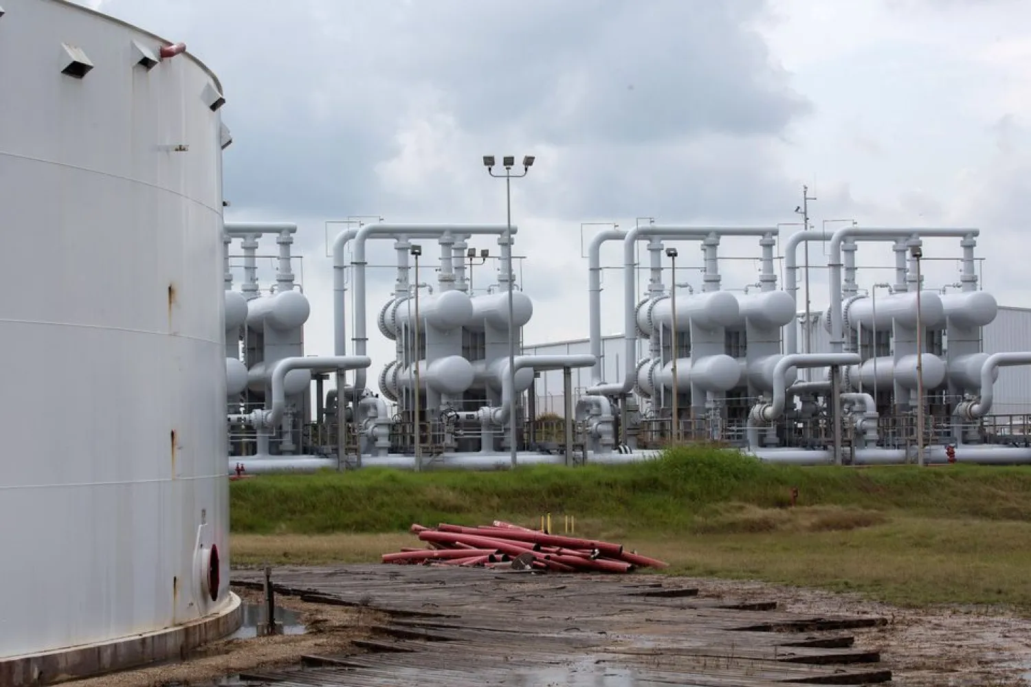 An oil storage tank and crude oil pipeline equipment is seen during a tour by the Department of Energy at the Strategic Petroleum Reserve in Freeport, Texas, US June 9, 2016. REUTERS/Richard Carson/File Photo