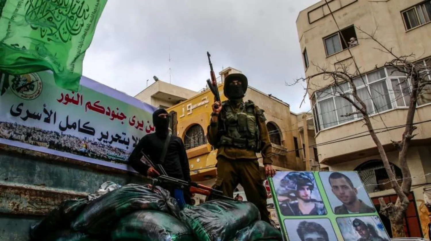 İzzeddin el-Kassam Tugayları, Hamas’ın elinde bulunan İsrail askerlerinin fotoğraflarını sergiliyor (Independent Arabia)
