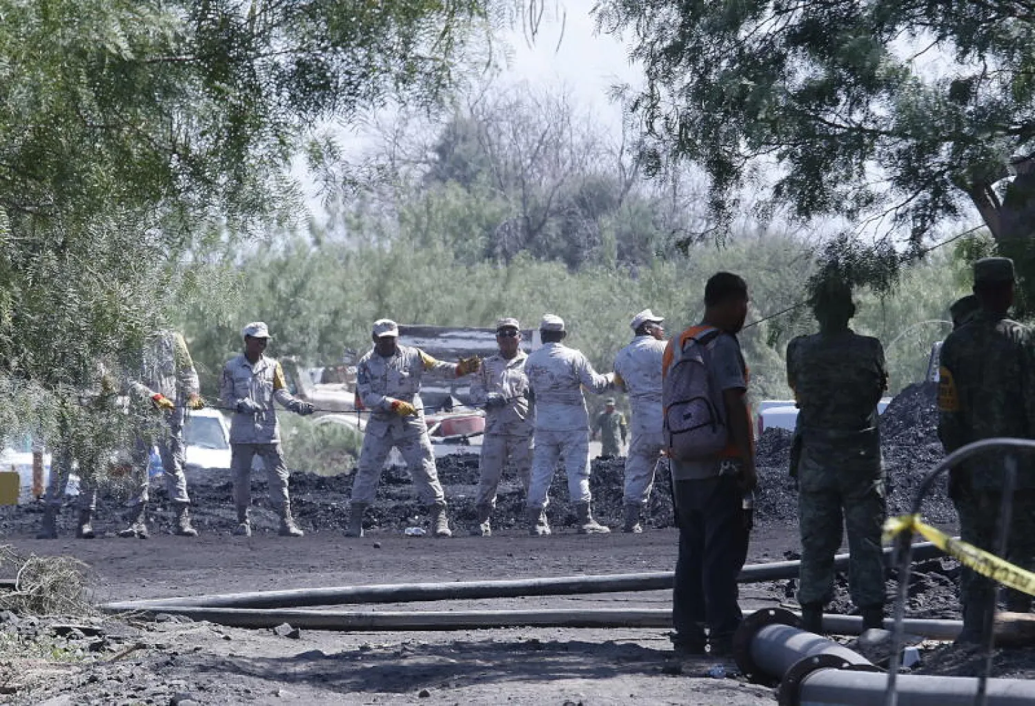 جانب من عمليات إنقاذ العمال العالقين في المنجم (إ.ب.أ)