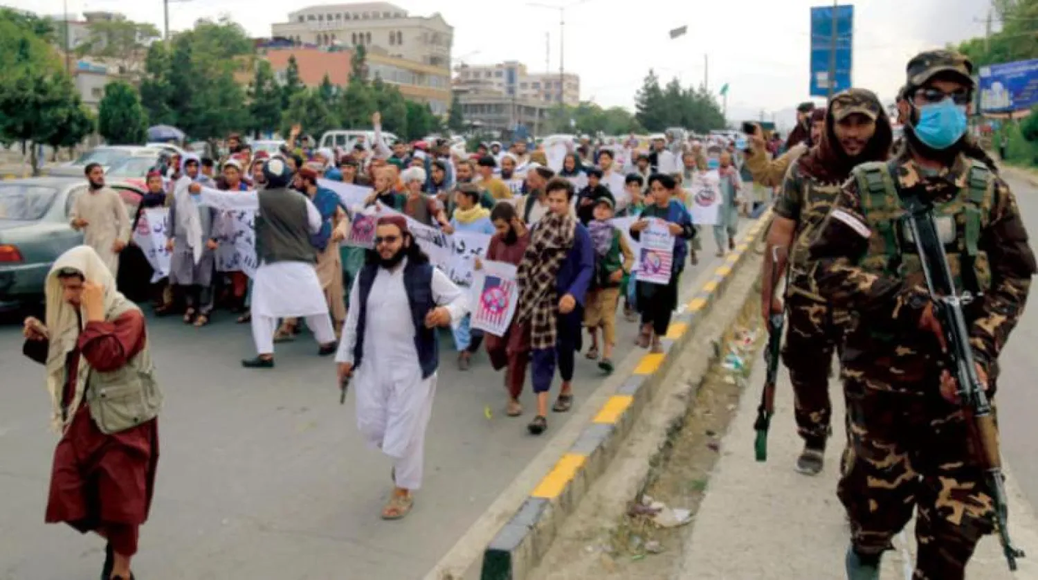 Afganistan Taliban Hareketi, korumalar eşliğinde geçen hafta Kabil’de El-Kaide lideri Eymen ez-Zevahiri’yi hedef alan ABD saldırısını protesto ediyor (EPA)