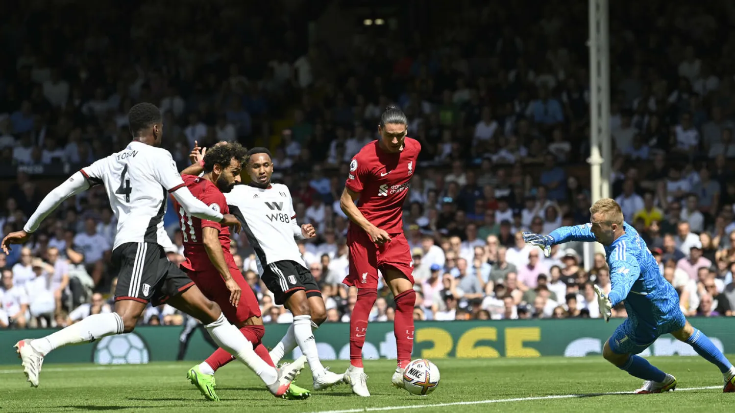 Mohamed Salah (2nd L) equalizes for Liverpool in a Premier League draw at Fulham on August 6, 2022. JUSTIN TALLIS AFP

