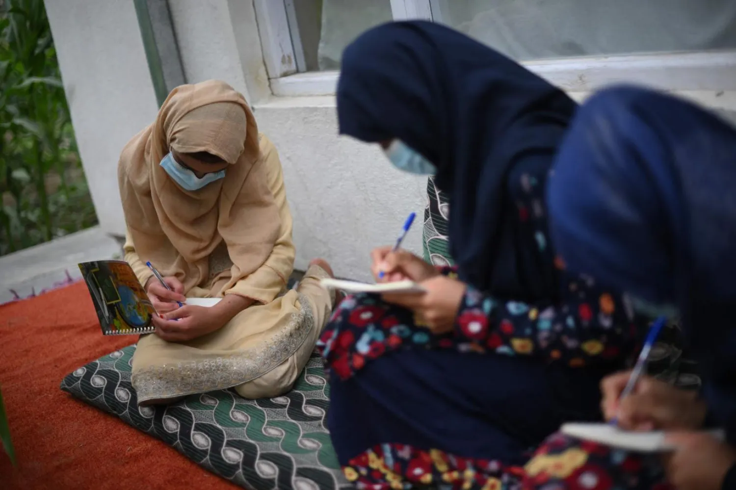 Taliban iktidarının ardından Afganistan'da yüz binlerce genç eğitim hakkından mahrum kaldı (AFP)

