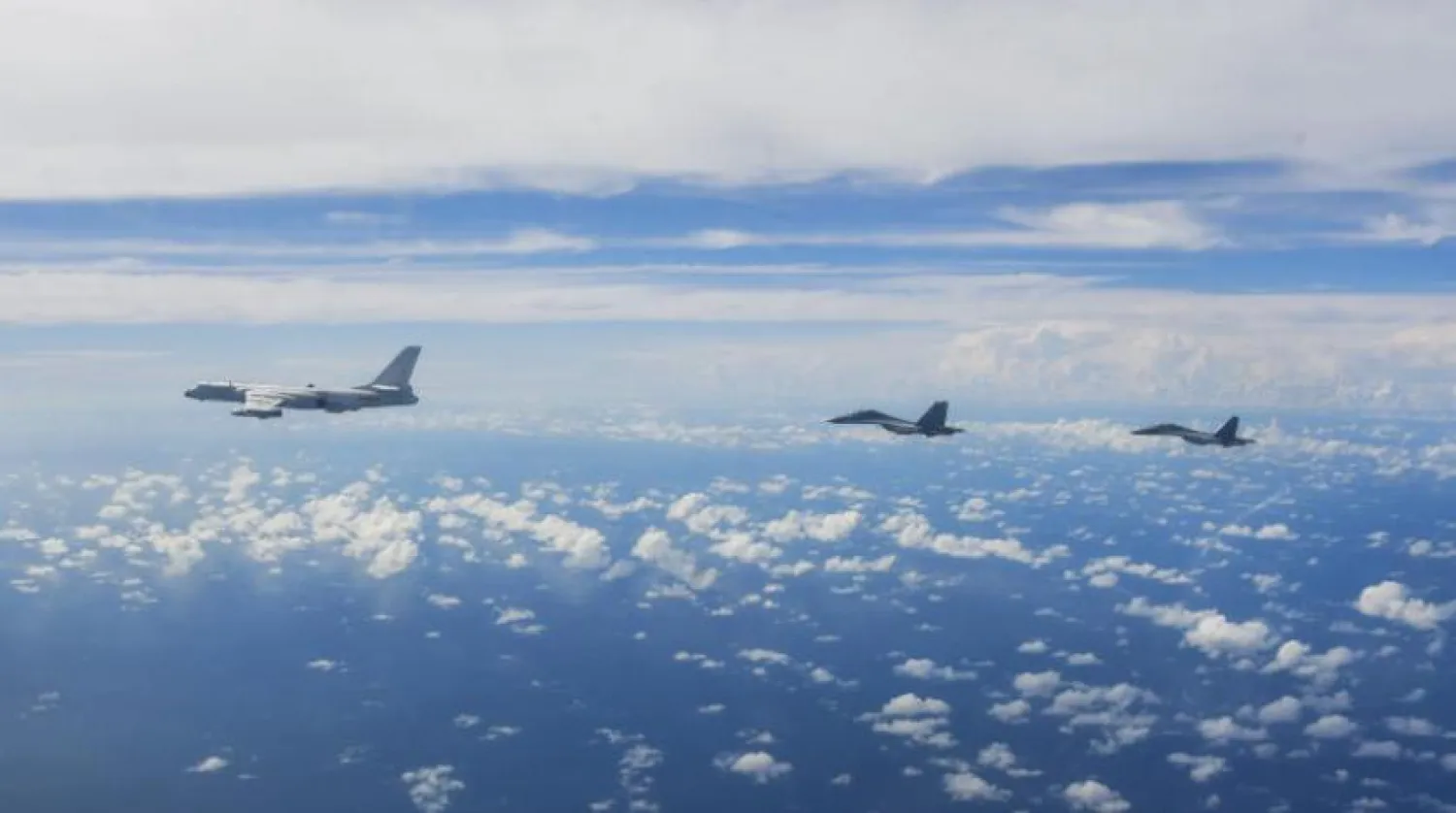 Çin ordusuna ait savaş uçakları Tayvan çevresindeki tatbikatlar sırasında (AP)