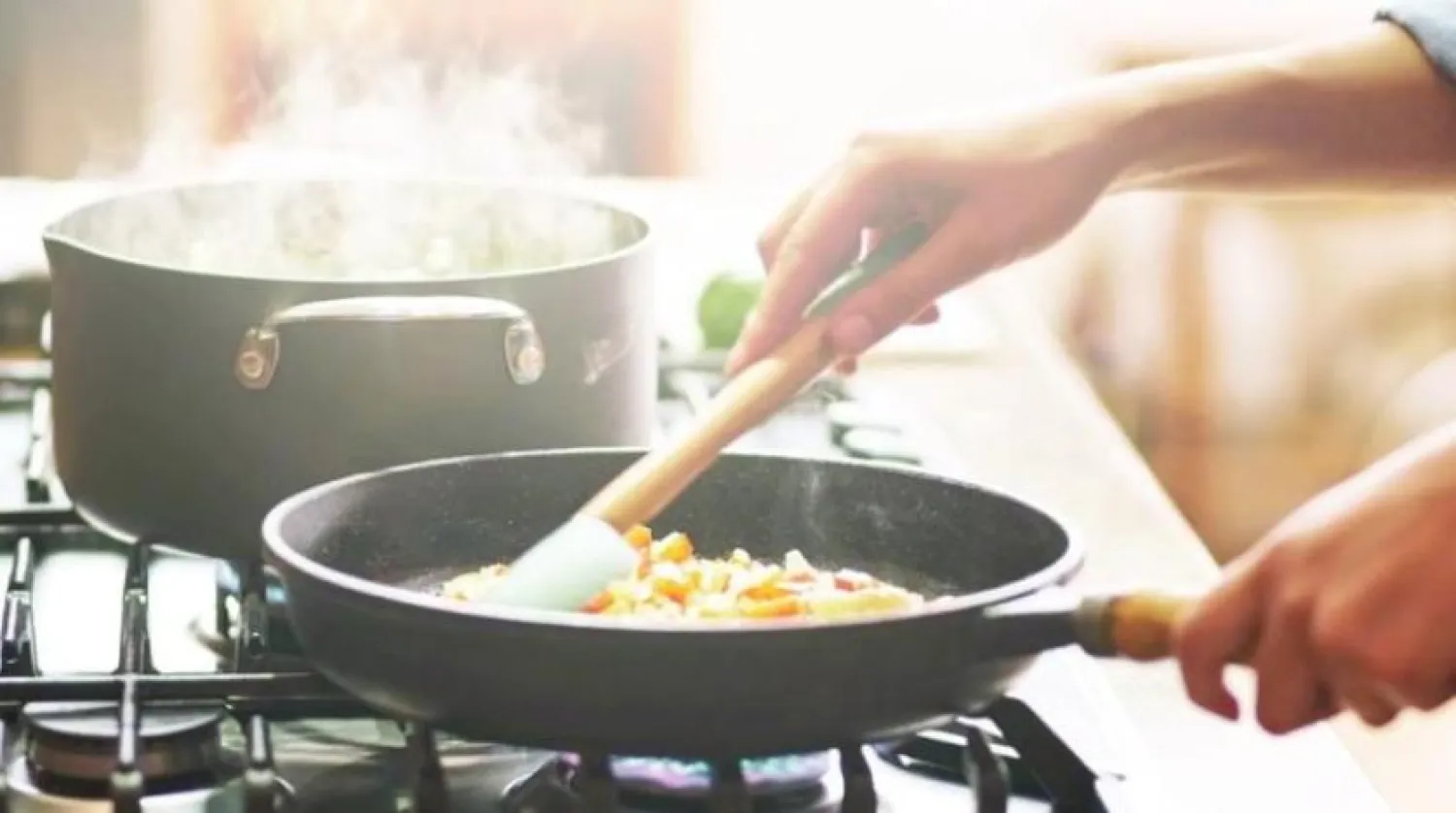 Mutfak eşyalarının üretiminde kullanılan kimyasallar hastalık riskini ikiye katlayabilir. (Getty Images)