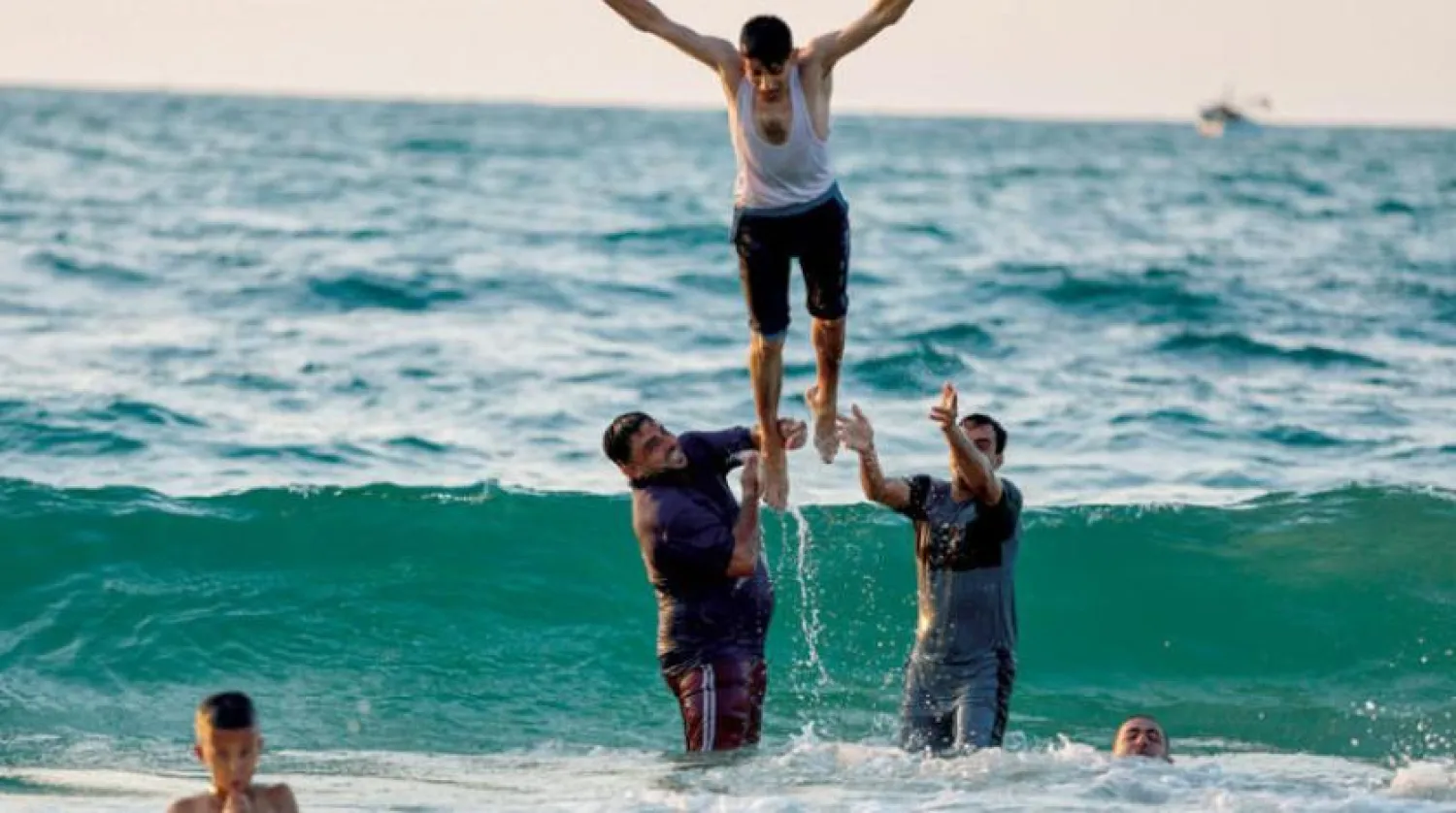 Ateşkesin ilan edilmesinin ardından Filistinliler, Gazze’nin güneyinde denizin tadını çıkarıyor (Reuters)