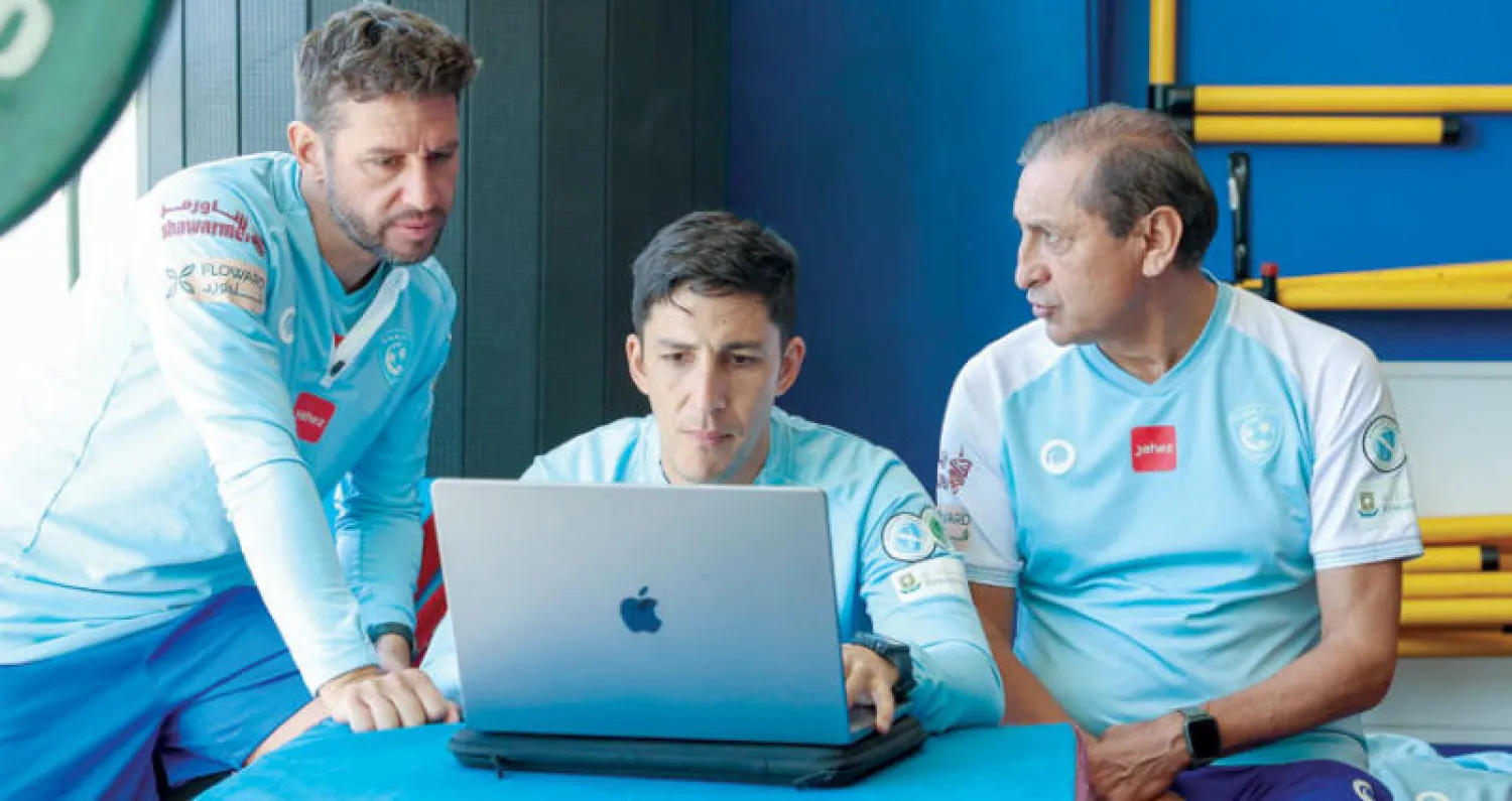 دياز يتحدث مع مساعديه بمعسكر الهلال في نوتنغهام (المركز الإعلامي بنادي الهلال)