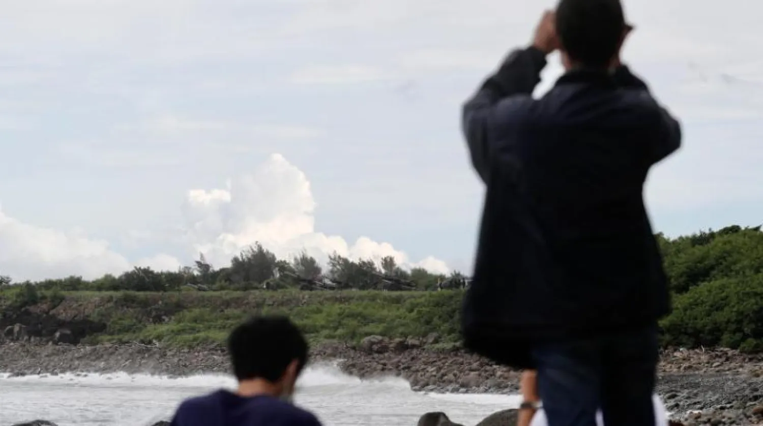 Yerel halk, Çin'in Tayvan çevresinde gerçekleştirdiği tatbikatları gözlemlerken (EPA)