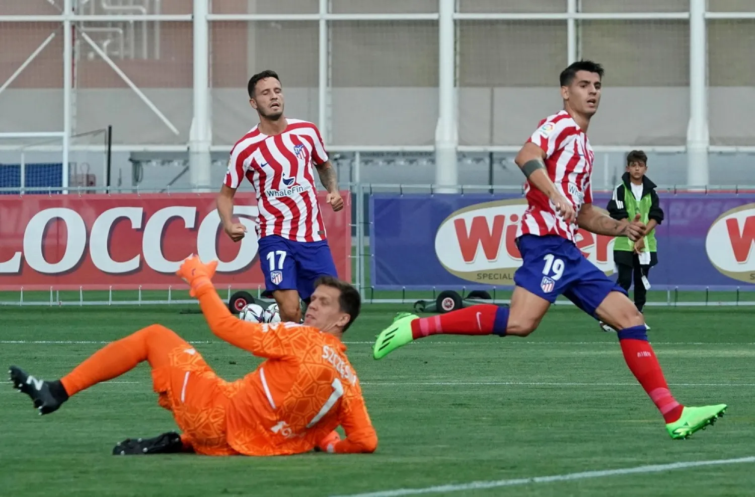 Spanish forward Alvaro Morata (R) of Atlético Madrid celebrates scoring the opening goal during the friendly soccer match Juventus Fc vs Atletico Madrid in Turin, Italy, 07 August 2022. (EPA)