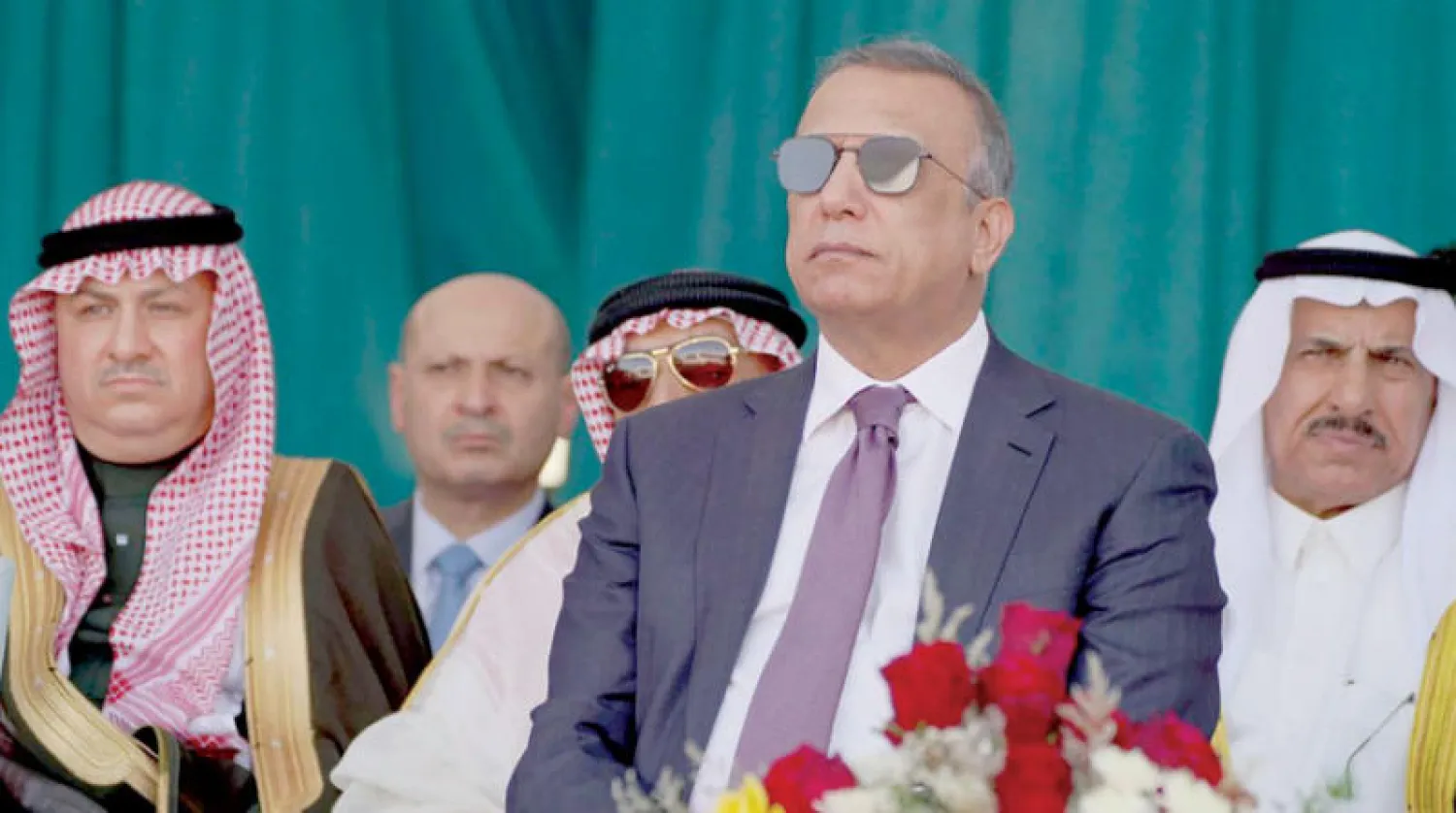 مصطفى الكاظمي أثناء وضع حجر الأساس لمشروع إعادة تأهيل مطار الموصل الدولي (مكتب رئيس الوزراء العراقي / أ.ف.ب)