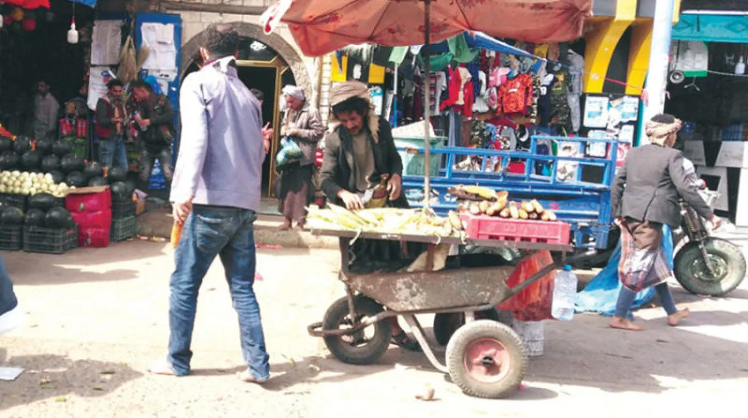 بائع متجول بالقرب من ملعب الكبسي وسط مدينة إب الخاضعة لسيطرة الميليشيات الحوثية (الشرق الأوسط)