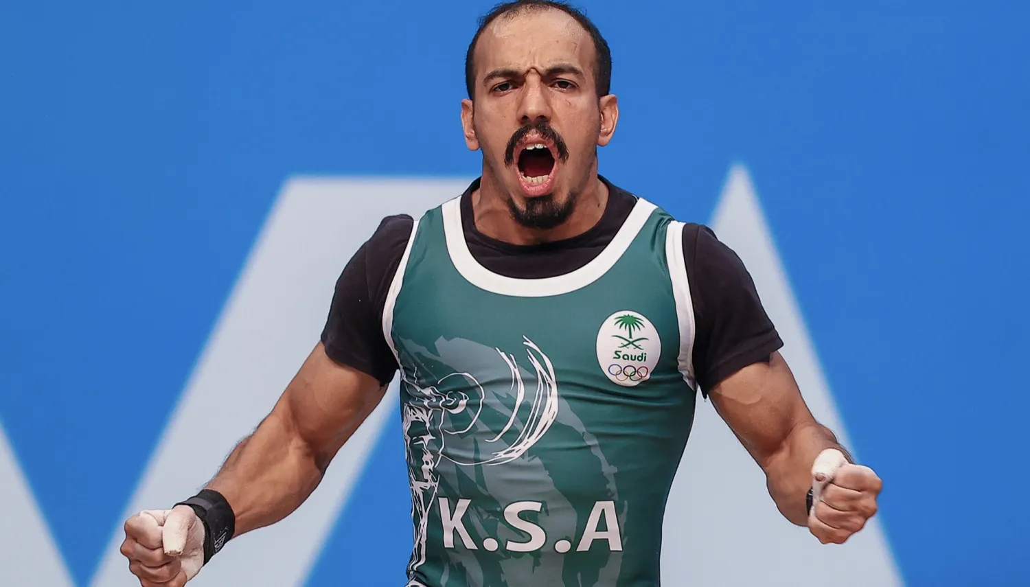 منصور آل سليم يحتفل بعد فوزه بذهبية «الخطف»... (الشرق الأوسط)