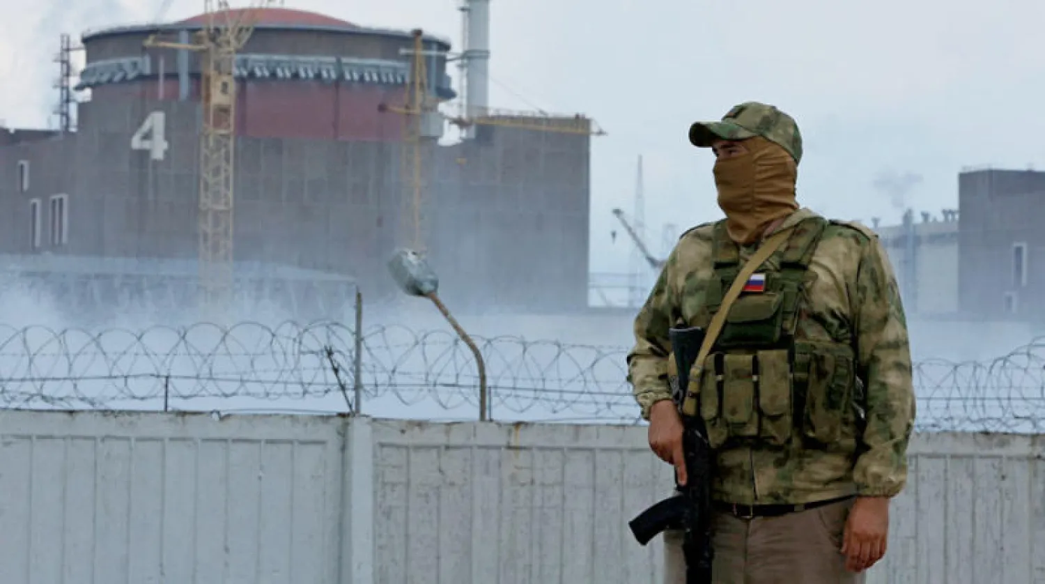 جندي يقف خارج محطة زابوريجيا النووية في 4 أغسطس (رويترز)
