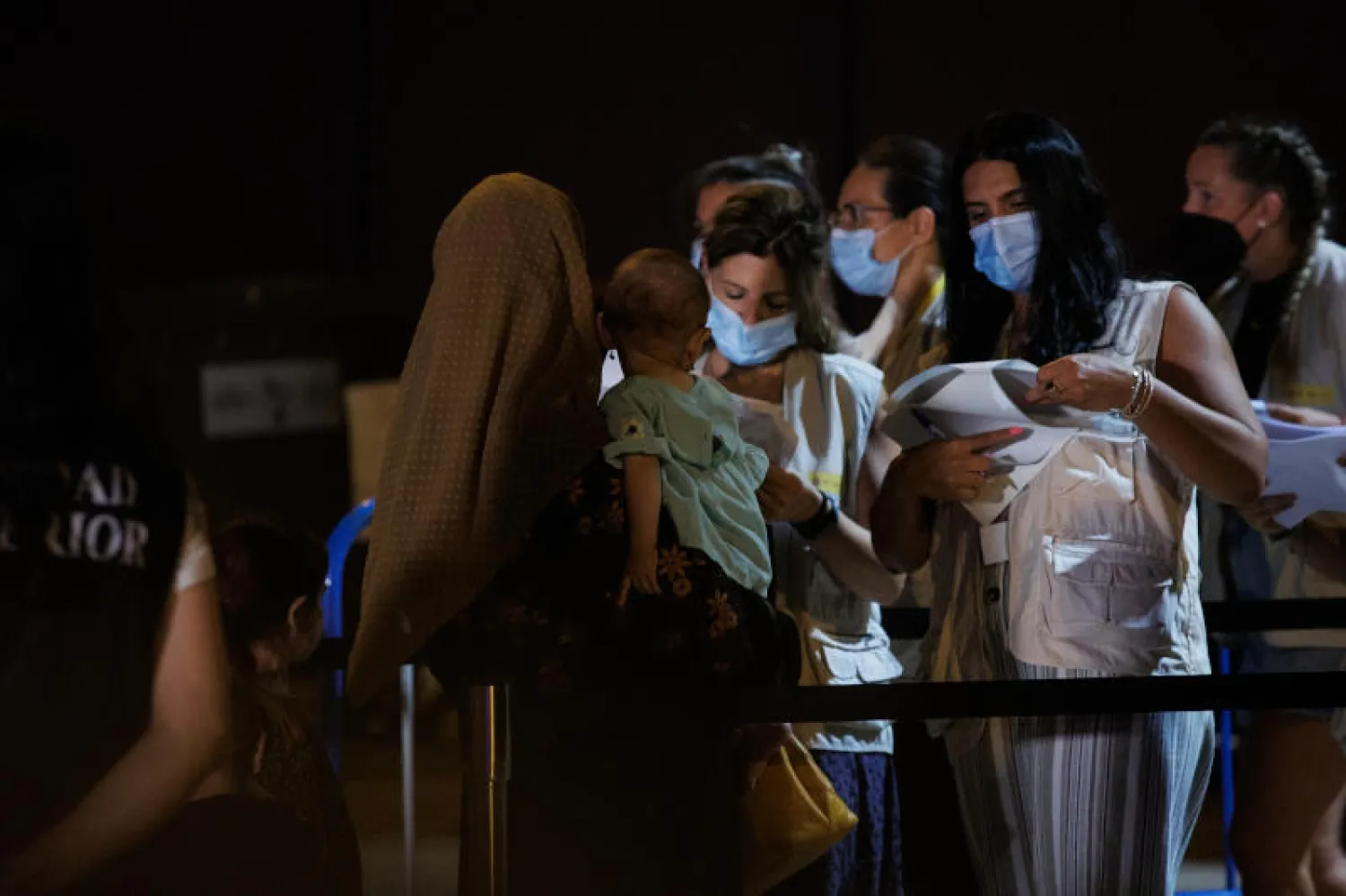 لاجئون أفغان يصلون إلى قاعدة توريخون دي أردوز الجوية في مدريد (د.ب.أ)