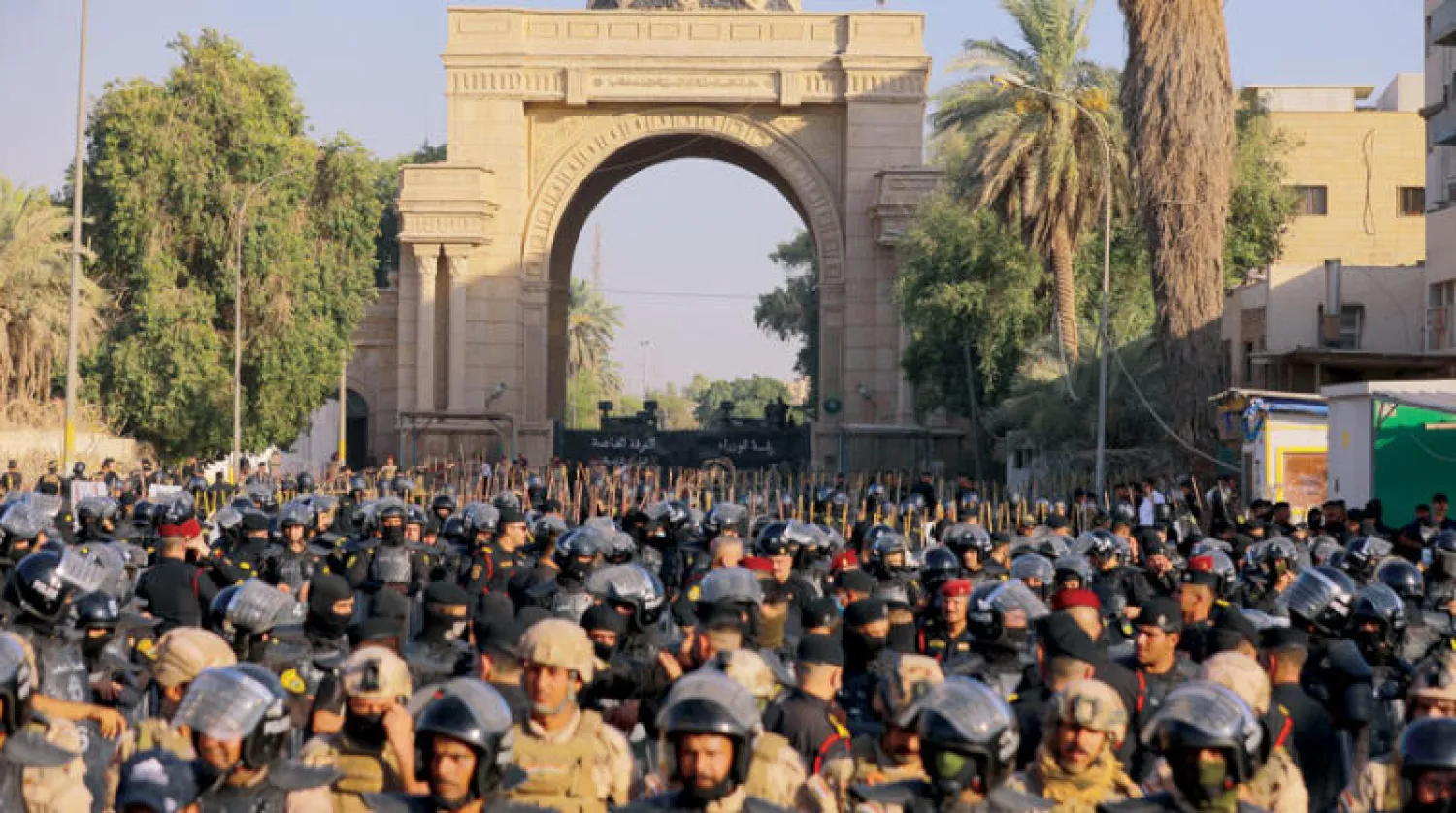 قوات الأمن لدى تأمينها مداخل المنطقة الخضراء التي تضم مبنى البرلمان وبعض السفارات الأجنبية (د.ب.أ)