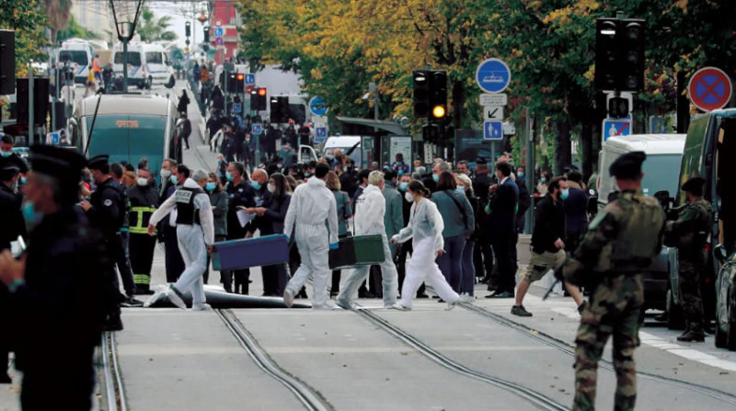 خبراء الطب الشرعي وسط استنفار أمني في موقع هجوم بسكين بمدينة نيس الفرنسية في أكتوبر 2020 (أ.ف.ب)