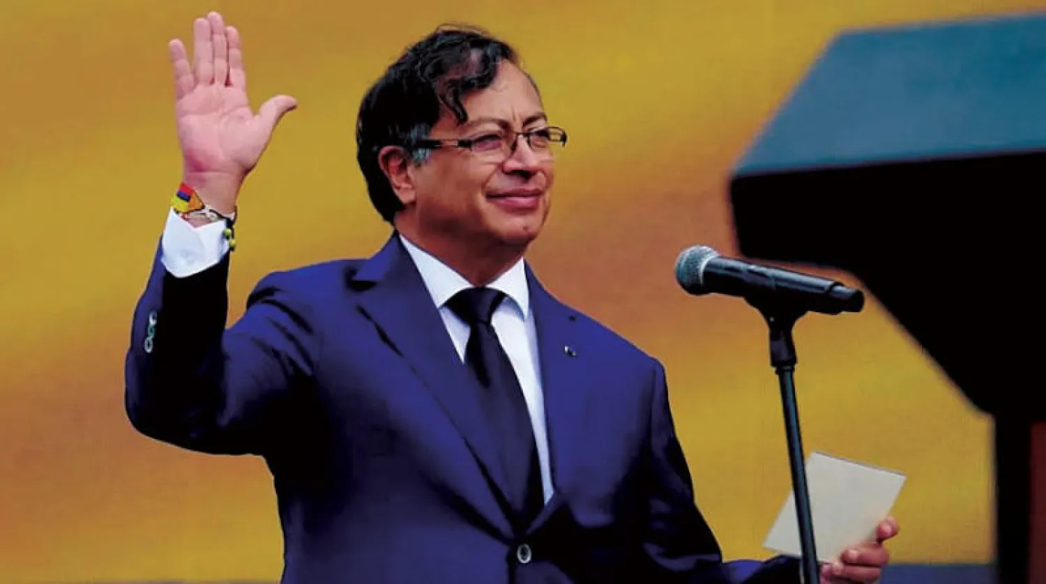 بيترو يقسم اليمين خلال تنصيبه (أ.ف.ب)