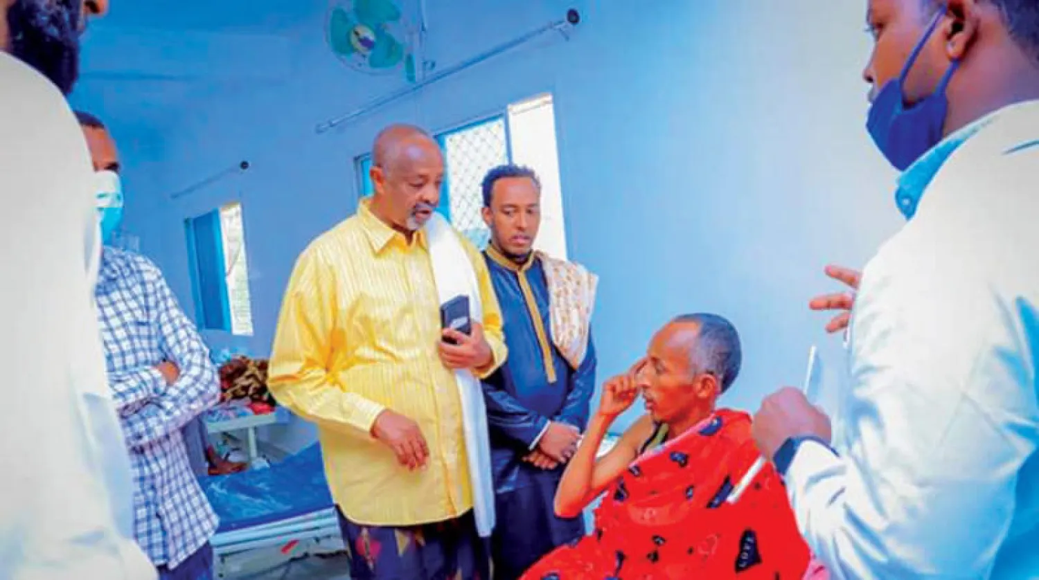 صورة وزعتها وزارة الدفاع بأرض الصومال عبر تويتر لتفقد وزيرى الدفاع والداخلية جرحى المظاهرات