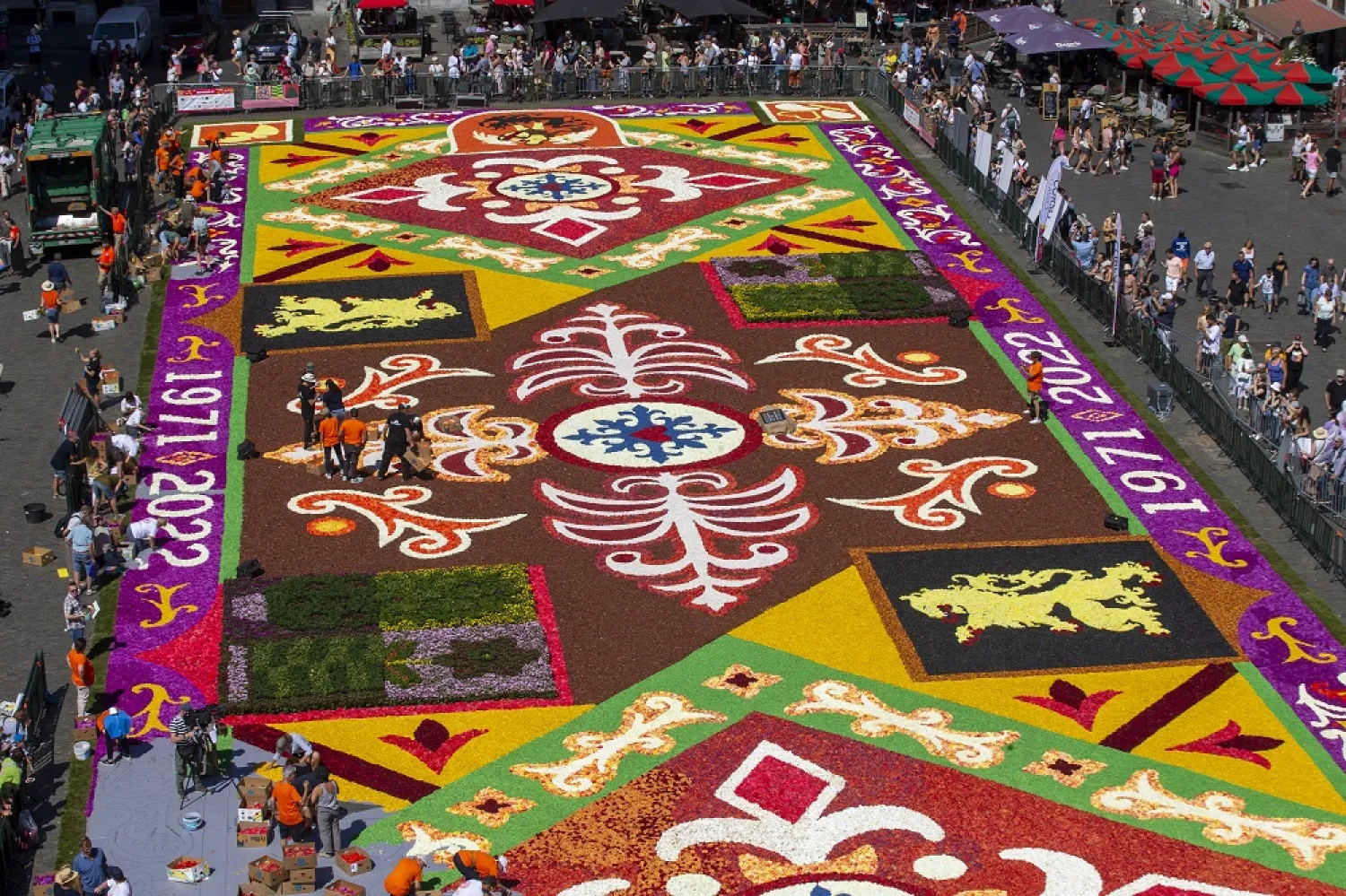 12 August 2022, Belgium, Brussels: Workers put last hand at the 50th edition of the Flower Carpet at The Grand Place/Grote Markt of Brussels, before it's opening. (dpa)