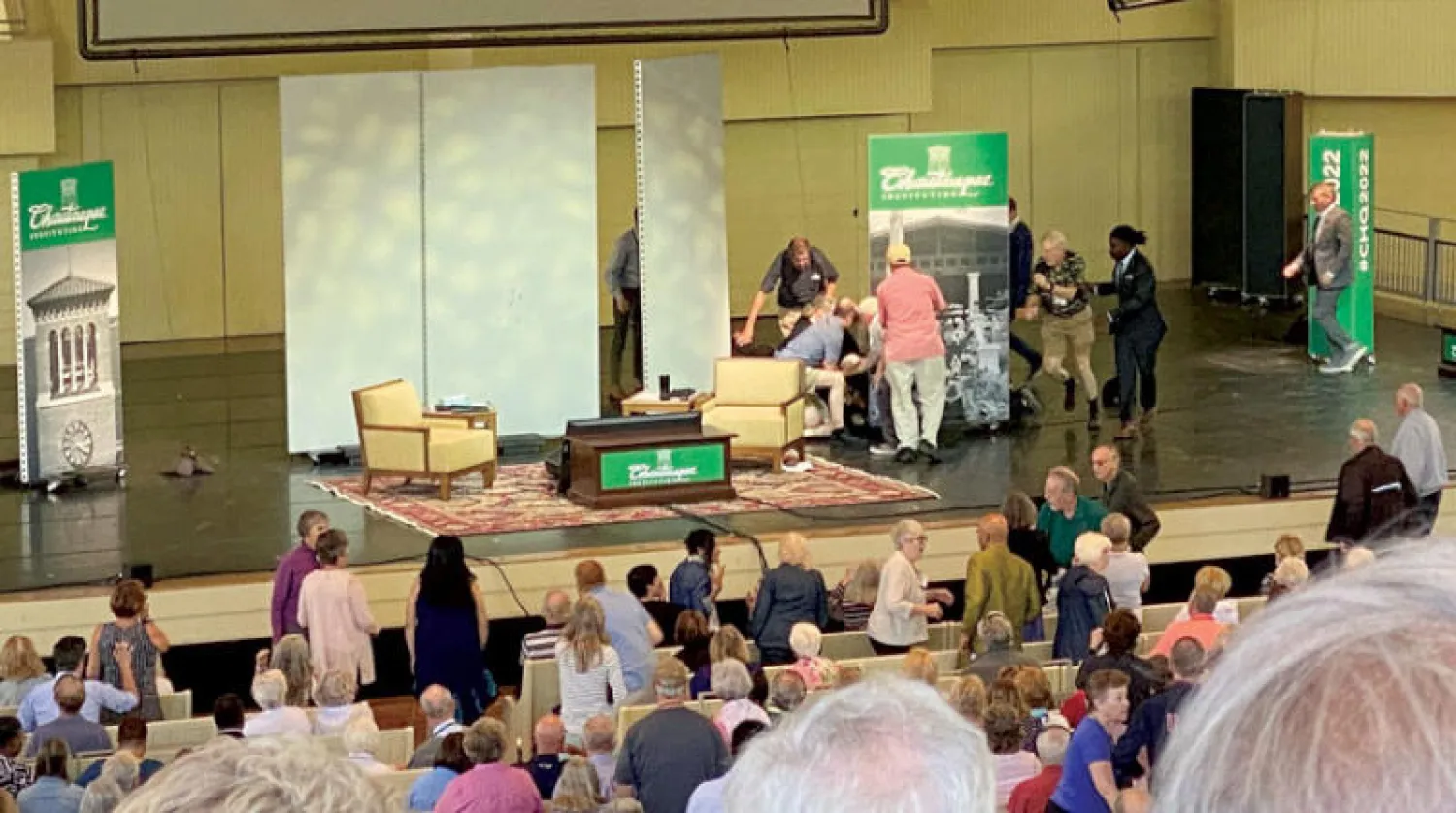 أشخاص يساعدون سلمان رشدي بعد طعنه على مسرح في ولاية نيويورك أمس (رويترز)