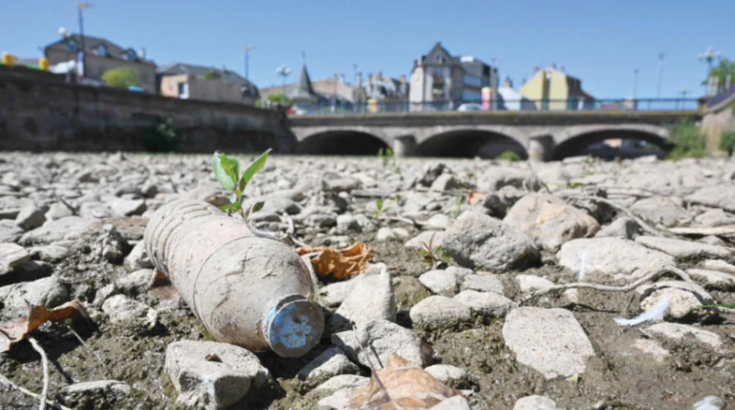 قنينة بلاستيكية في قاع نهر «لا سافوريوس» في بلفور شرق فرنسا أول من أمس (أ.ف.ب)