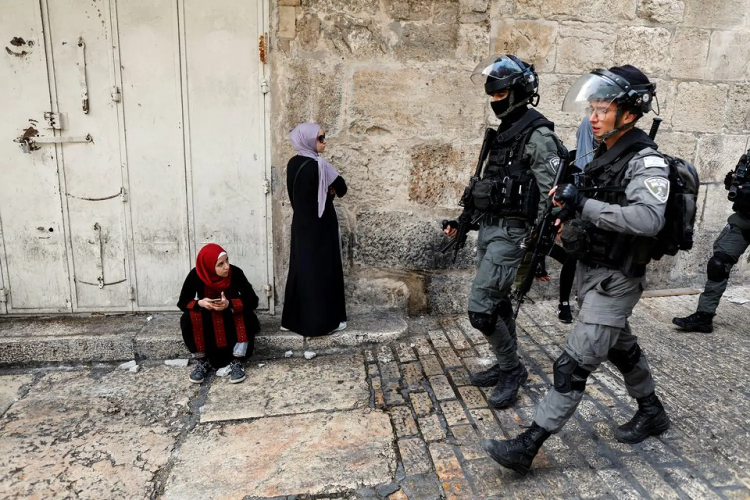 Israeli security personnel patrol an alley in Jerusalem's Old City April 17, 2022. REUTERS/Ammar Awad 