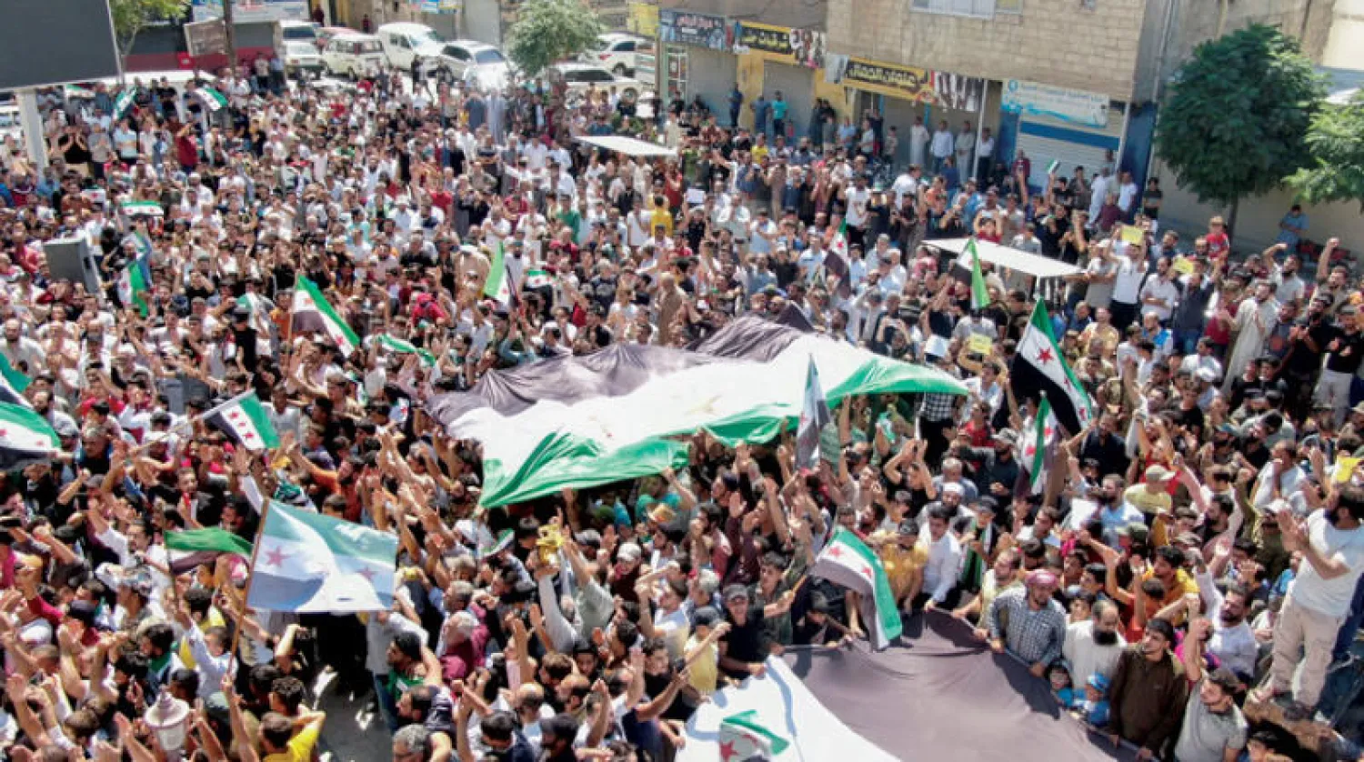 من الاحتجاجات التي شهدتها مدينة أعزاز بريف حلب يوم الجمعة ضد إعلان تركيا عن لقاء بين وزير خارجيتها ونظيره السوري (رويترز)