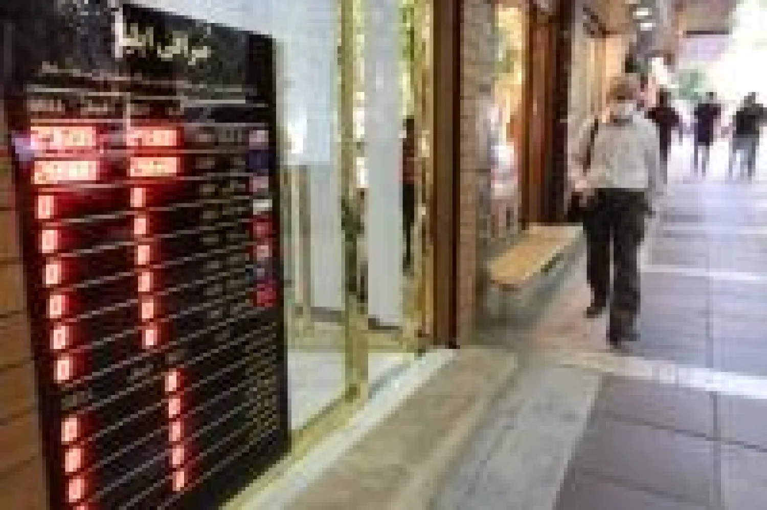 الإيرانيون يشتكون من ارتفاع الأسعار وتدهور قيمة العملة (أ.ف.ب)