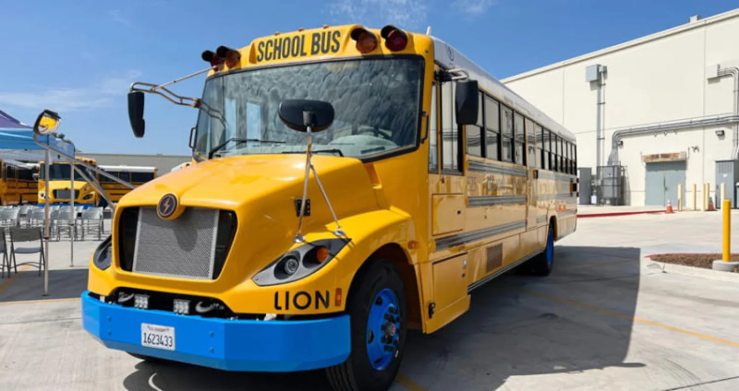 حافلات نقل مدرسية كهربائية تدعم الشبكة بالطاقة