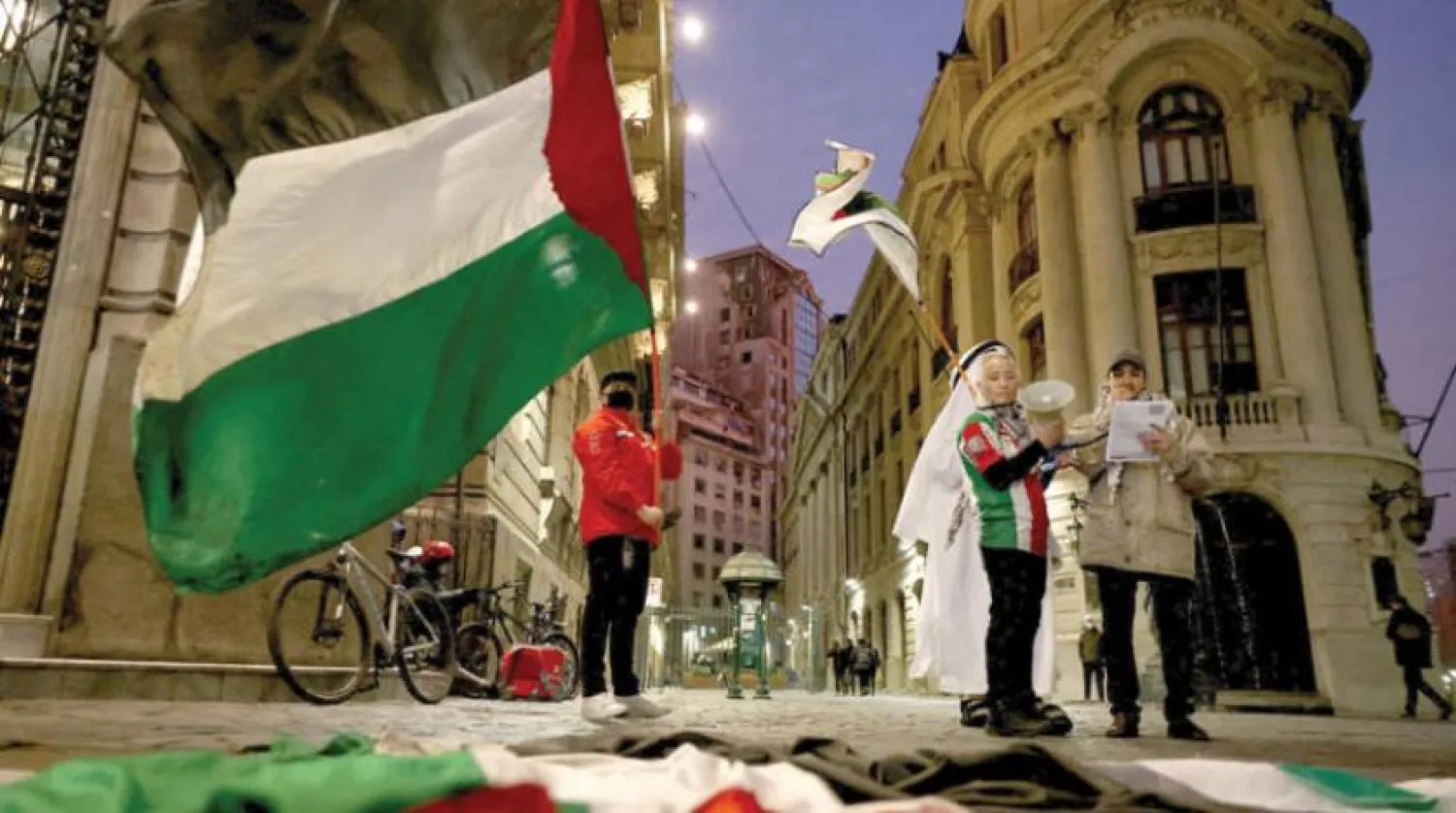 İsrail'in Gazze'ye yönelik saldırılarını protesto eden Şili'nin başkenti Santiago'daki Filistinliler (Reuters)