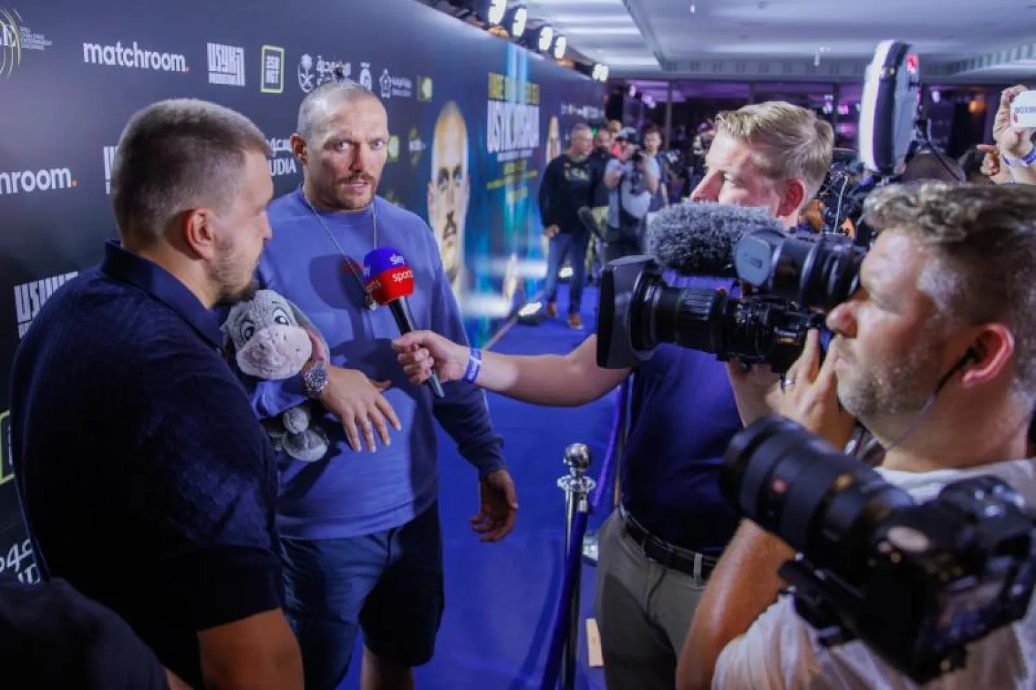 الملاكم الأوكراني أولكسندر أوسيك خلال اللقاء الإعلامي (تصوير: عبد الله الفالح)