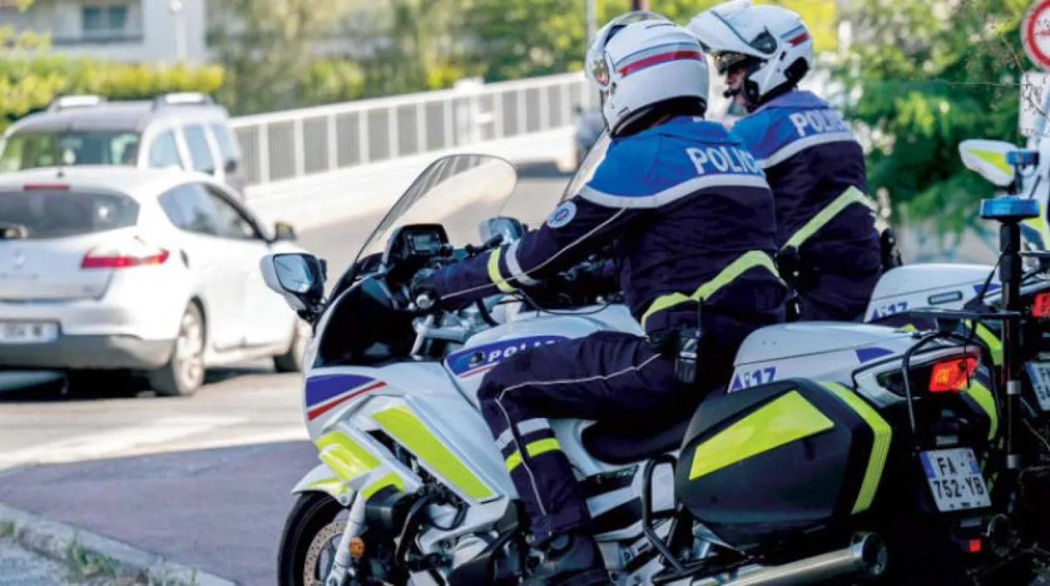 Fransız İçişleri Bakanı’nın araç denetimlerinin yoğunlaştığını açıklamasının ardından, dün Paris’in doğusundaki Seine-et-Marne şehrinde Pomponne’da Fransız bisiklet polisi yol kenarında araçları denetledi.  (AFP)