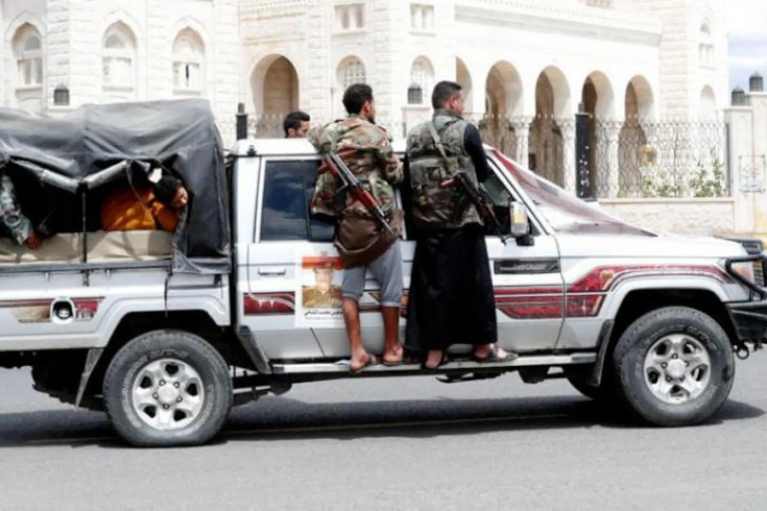 Sana'daki grup toplantısına giderken bir araca asılan Husi unsurları (EPA_Arşiv)

