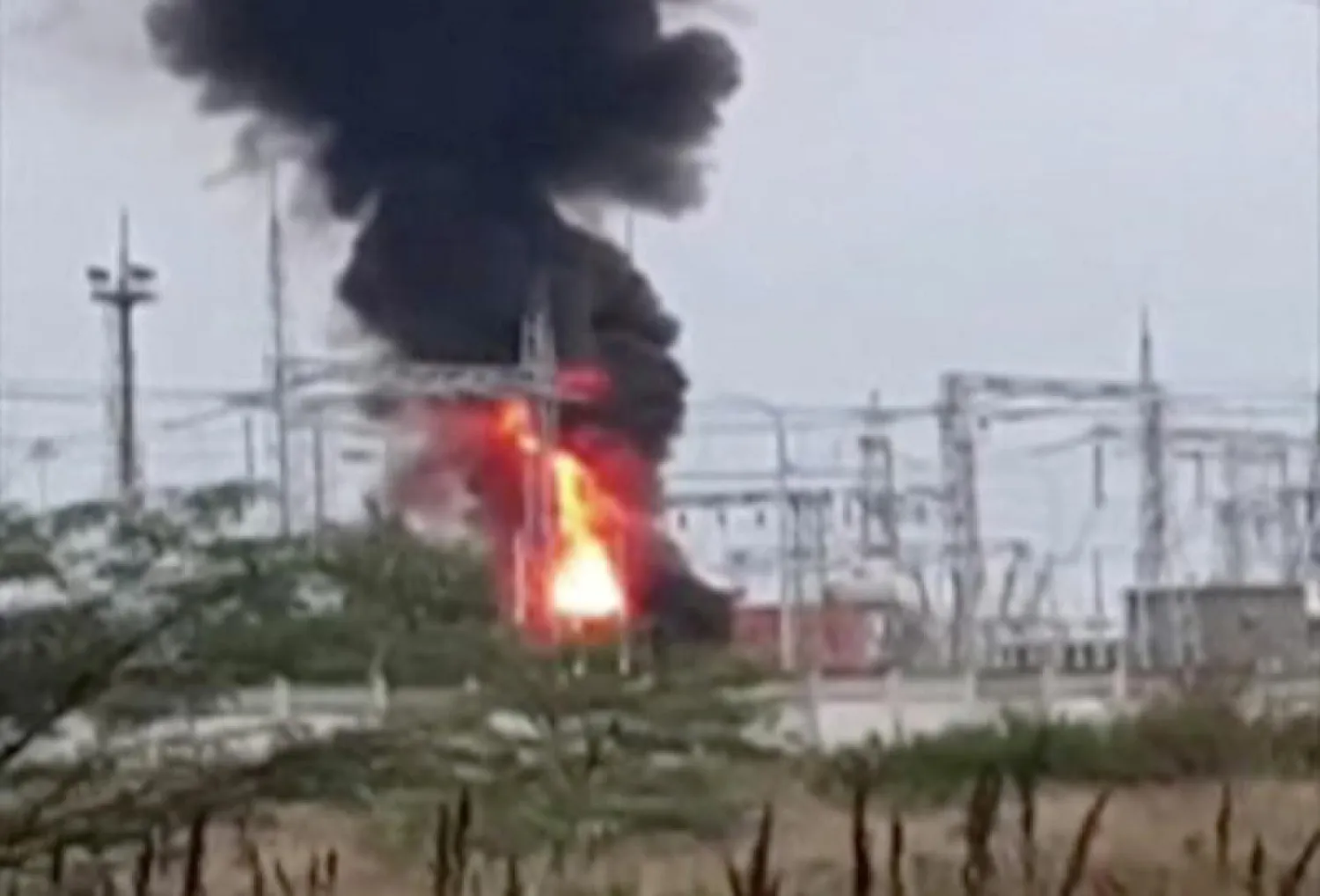 لقطة لسحب الدخان تتصاعد من الموقع (تويتر)