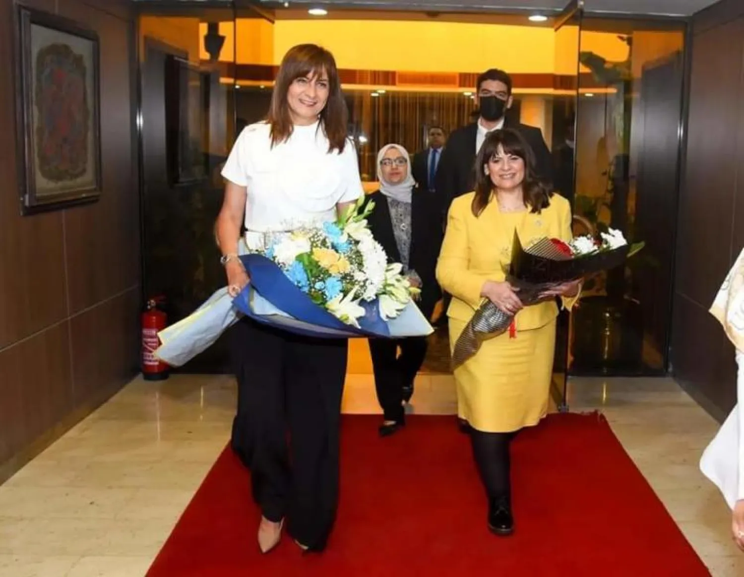 الوزيرتان نبيلة مكرم وسها جندي خلال تسليم وتسلم المنصب