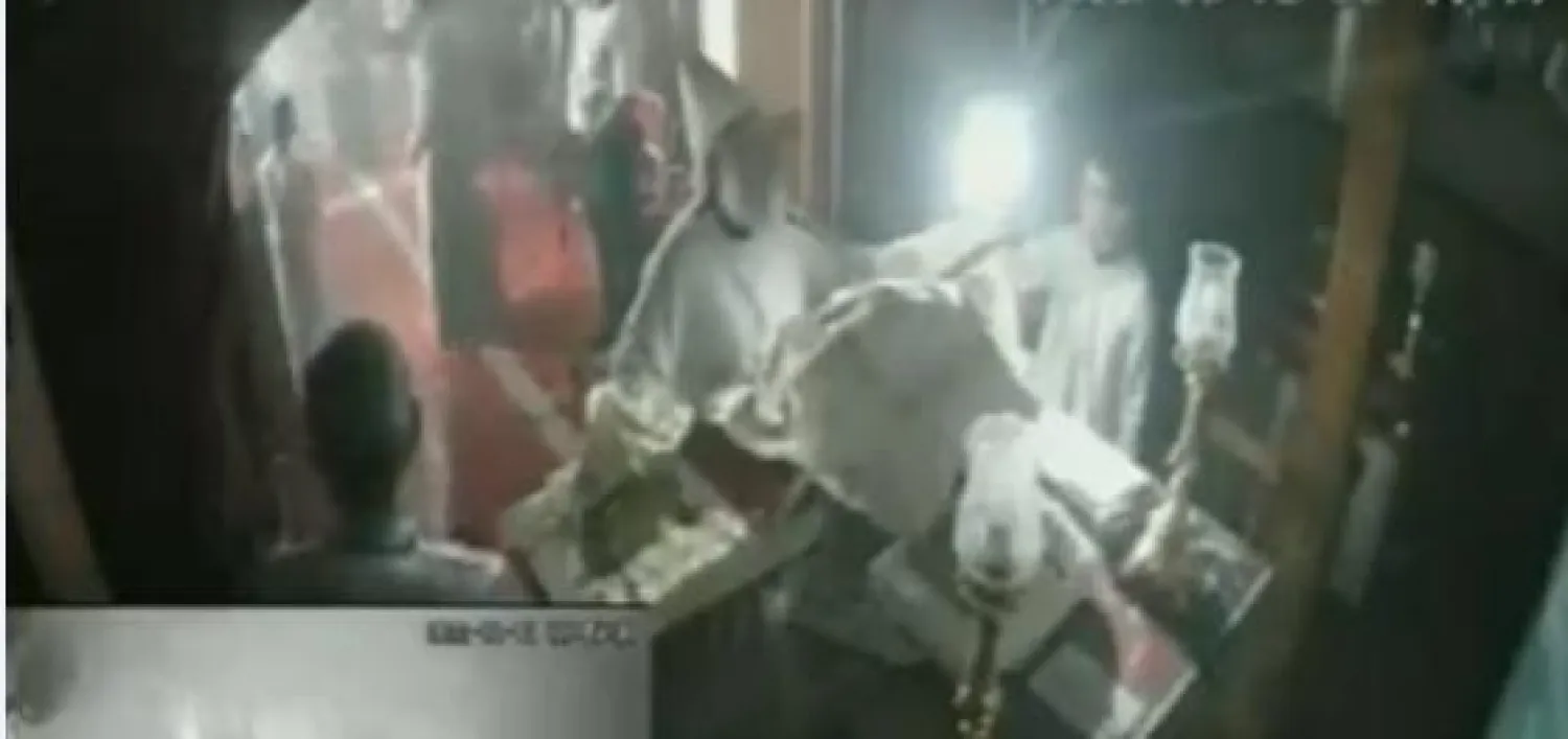 لقطة من الفيديو المتداول لكاهن الكنسية (الشرق الاوسط)