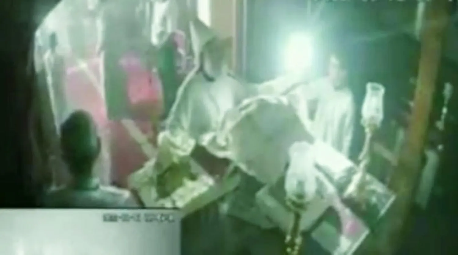 صور من الفيديو المتداول لكاهن كنيسة أبو سيفين «المحترقة»