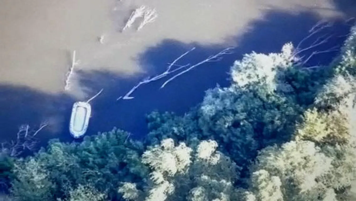 قارب قابل للنفخ شوهد على نهر إيفروس بين تركيا واليونان (رويترز)