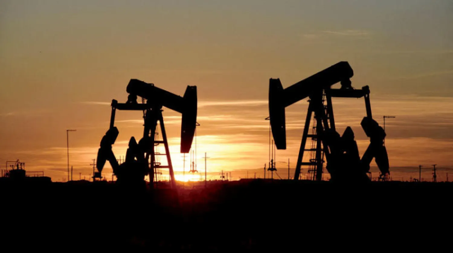 عكست أسعار النفط اتجاهها وارتفعت خلال النصف الثاني من الجلسة بعد الإعلان عن تراجع المخزونات الأميركية (رويترز)