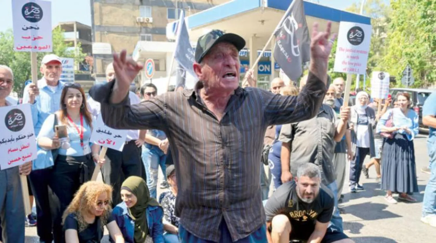 A gathering was held in Beirut in solidarity with the Bassam al-Sheikh Hussein, who broke into a bank to get his savings and was released by the judiciary on Tuesday. (EPA)
